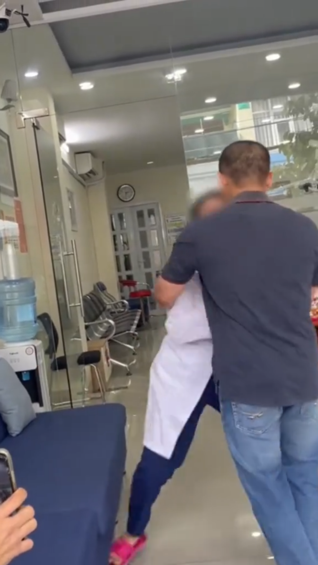 😱 Brutal Assault Leaves Victim Hospitalized With Multiple Injuries — Community Demands Justice! 🚨