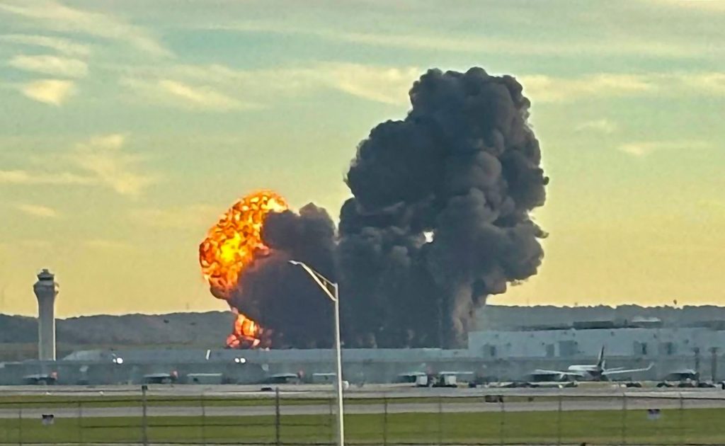 🔥BREAKING 30 minutes ago: Russian Su-57 pilot destroys US aircraft carrier carrying 700…
