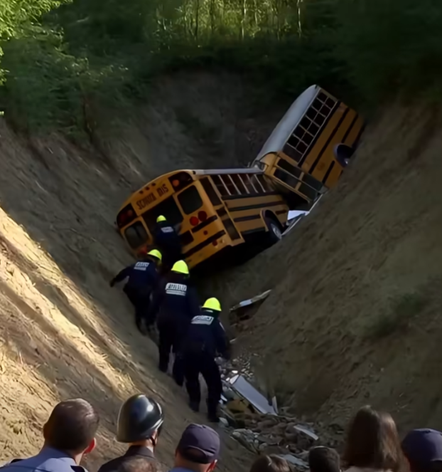DE@DLY HIGHWAY MASSACRE AS SCHOOL BUS FULL OF CHILDREN COLLIDES IN TERRIFYING CR@SH